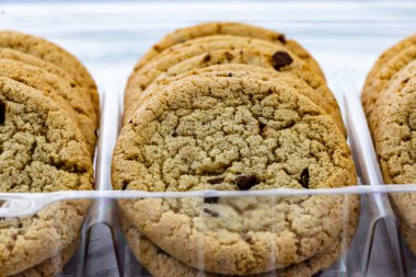 Plastik ekranda çikolata parçalı kurabiyeler. Calgary, Alberta, Kanada