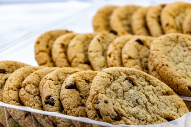 Plastik ekranda çikolata parçalı kurabiyeler. Calgary, Alberta, Kanada
