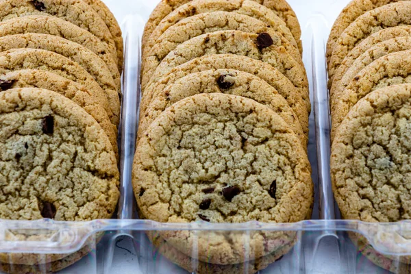 Plastik ekranda çikolata parçalı kurabiyeler. Calgary, Alberta, Kanada