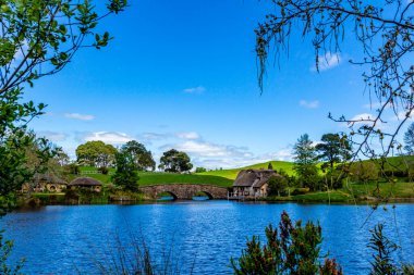 Film setinden Hobbiton 'a doğru yürürken görülecek ve bakılacak çok şey var. Matamata, Waikato, Yeni Zelanda