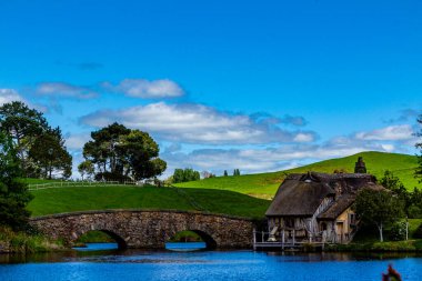 Film setinden Hobbiton 'a doğru yürürken görülecek ve bakılacak çok şey var. Matamata, Waikato, Yeni Zelanda