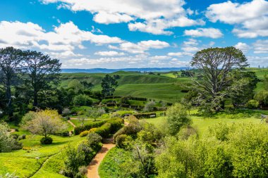 Hobbiton 'un film setinin etrafında bir yürüyüş çok renkli ve çok kalabalık bir turistik cazibedir. Matamata, Waikato, Yeni Zelanda