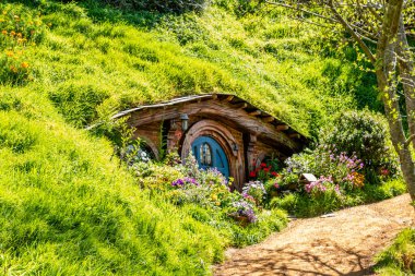 Hobbiton 'un film setinin etrafında bir yürüyüş çok renkli ve çok kalabalık bir turistik cazibedir. Matamata, Waikato, Yeni Zelanda