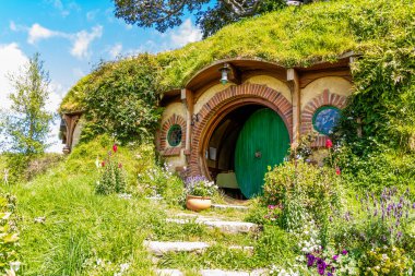Hobbiton 'un film setinin etrafında bir yürüyüş çok renkli ve çok kalabalık bir turistik cazibedir. Matamata, Waikato, Yeni Zelanda