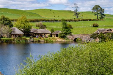 Hobbiton 'un film setinin etrafında bir yürüyüş çok renkli ve çok kalabalık bir turistik cazibedir. Matamata, Waikato, Yeni Zelanda