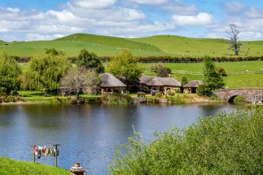 Hobbiton 'un film setinin etrafında bir yürüyüş çok renkli ve çok kalabalık bir turistik cazibedir. Matamata, Waikato, Yeni Zelanda