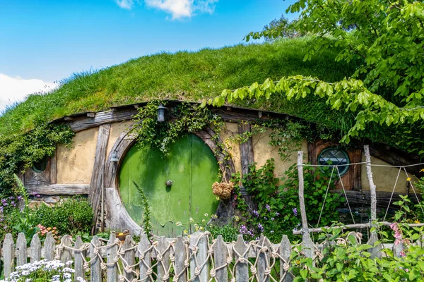 Hobbiton 'un film setinin etrafında bir yürüyüş çok renkli ve çok kalabalık bir turistik cazibedir. Matamata, Waikato, Yeni Zelanda