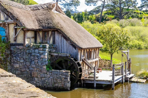 Hobbiton 'un film setinin etrafında bir yürüyüş çok renkli ve çok kalabalık bir turistik cazibedir. Matamata, Waikato, Yeni Zelanda