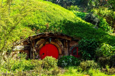 Hobbition çevresindeki renkli siteler popüler bir turistik mekan ve film seti. Matamata, Waikato, Yeni Zelanda