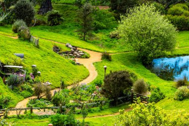 Hobbition çevresindeki renkli siteler popüler bir turistik mekan ve film seti. Matamata, Waikato, Yeni Zelanda