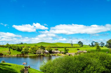Hobbition çevresindeki renkli siteler popüler bir turistik mekan ve film seti. Matamata, Waikato, Yeni Zelanda