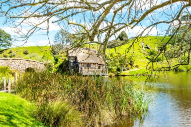 Hobbition çevresindeki renkli siteler popüler bir turistik mekan ve film seti. Matamata, Waikato, Yeni Zelanda