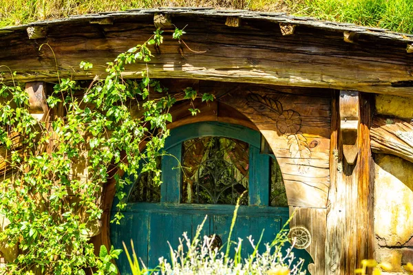 Hobbition çevresindeki renkli siteler popüler bir turistik mekan ve film seti. Matamata, Waikato, Yeni Zelanda