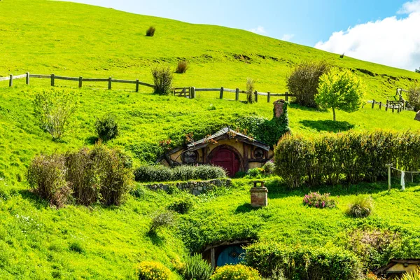 カラフルなサイトでは ホビション周辺のシーン人気のある観光名所や映画セット ニュージーランドのワイカト州マタマタ — ストック写真