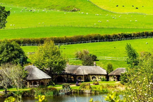 Hobbition çevresindeki renkli siteler popüler bir turistik mekan ve film seti. Matamata, Waikato, Yeni Zelanda