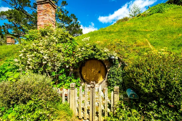 Hobbition çevresindeki renkli siteler popüler bir turistik mekan ve film seti. Matamata, Waikato, Yeni Zelanda