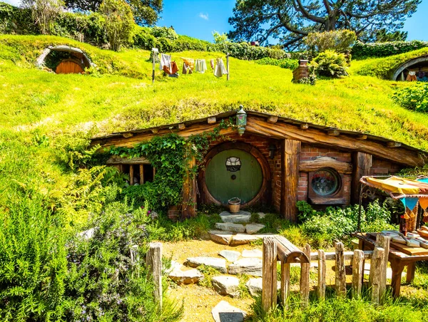 Hobbition çevresindeki renkli siteler popüler bir turistik mekan ve film seti. Matamata, Waikato, Yeni Zelanda