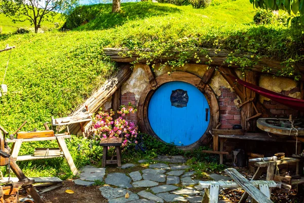 Hobbition çevresindeki renkli siteler popüler bir turistik mekan ve film seti. Matamata, Waikato, Yeni Zelanda