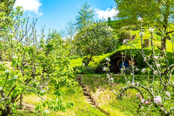 Hobbition çevresindeki renkli siteler popüler bir turistik mekan ve film seti. Matamata, Waikato, Yeni Zelanda