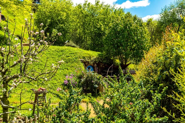 Hobbition çevresindeki renkli siteler popüler bir turistik mekan ve film seti. Matamata, Waikato, Yeni Zelanda