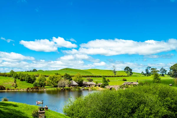 Hobbition çevresindeki renkli siteler popüler bir turistik mekan ve film seti. Matamata, Waikato, Yeni Zelanda