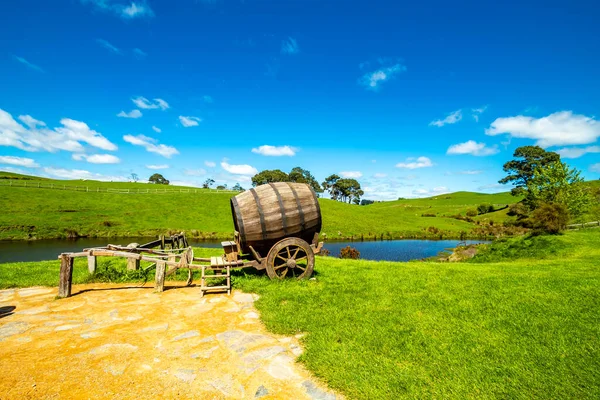 Hobbition çevresindeki renkli siteler popüler bir turistik mekan ve film seti. Matamata, Waikato, Yeni Zelanda