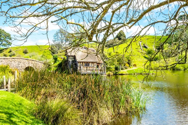 Hobbition çevresindeki renkli siteler popüler bir turistik mekan ve film seti. Matamata, Waikato, Yeni Zelanda