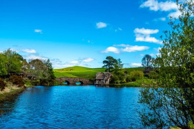 Hobbition çevresindeki renkli siteler popüler bir turistik mekan ve film seti. Matamata, Waikato, Yeni Zelanda