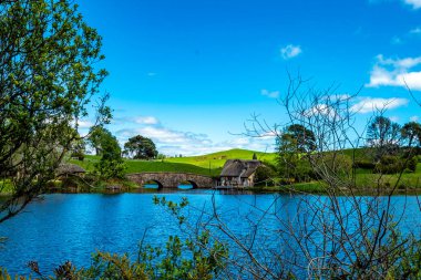 Hobbition çevresindeki renkli siteler popüler bir turistik mekan ve film seti. Matamata, Waikato, Yeni Zelanda