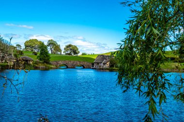Hobbition çevresindeki renkli siteler popüler bir turistik mekan ve film seti. Matamata, Waikato, Yeni Zelanda