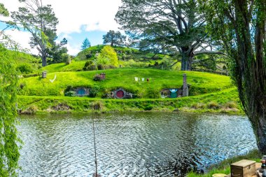 Hobbition çevresindeki renkli siteler popüler bir turistik mekan ve film seti. Matamata, Waikato, Yeni Zelanda