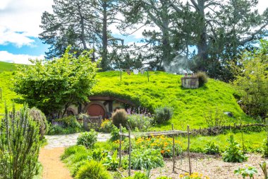 Hobbition çevresindeki renkli siteler popüler bir turistik mekan ve film seti. Matamata, Waikato, Yeni Zelanda