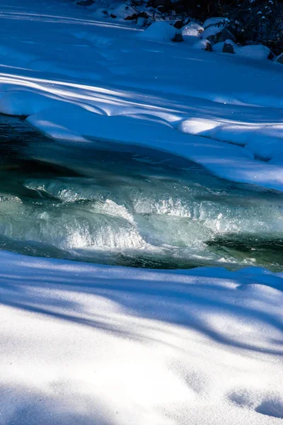 Зеленые Воды Бейкер Крик Протекающие Мимо Заснеженных Берегов Национальный Парк — стоковое фото