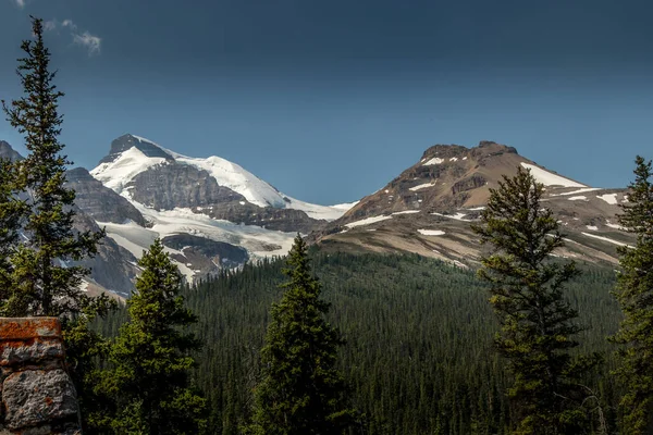 ロッキー山脈は空の高さに達するアイスフィールドパークウェイバンフ国立公園アルバータ州カナダ — ストック写真