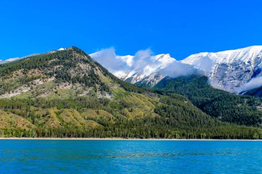 Minnewanka Gölü 'nde yaz zamanı. Banff Ulusal Parkı, Alberta, Kanada