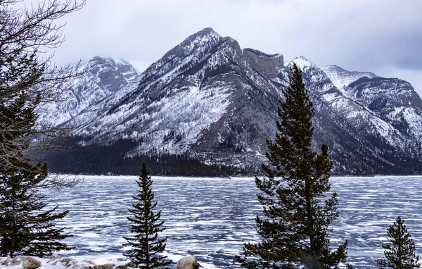 Glace Est Encore Gelée Sur Lac Minewnaka Parc National Banff — Photo