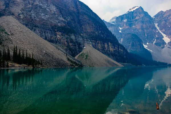 Agua Esmeralda Parque Nacional Moraine Lake Banff Alberta Canadá — Foto de Stock
