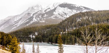 Two Jacks Gölü, Banff Ulusal Parkı, Alberta, Kanada 'da karlı bir gün.