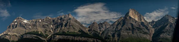 サスカチュワン州からのマーチソン山とミサヤ渓谷の眺めバンフ国立公園を横断するアルバータ州カナダ — ストック写真