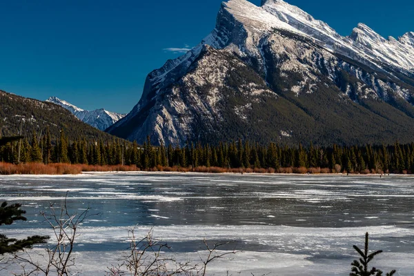 Mount Rundle Een Gedeeltelijk Bevroren Vermillion Lakes Zorgen Voor Een — Stockfoto