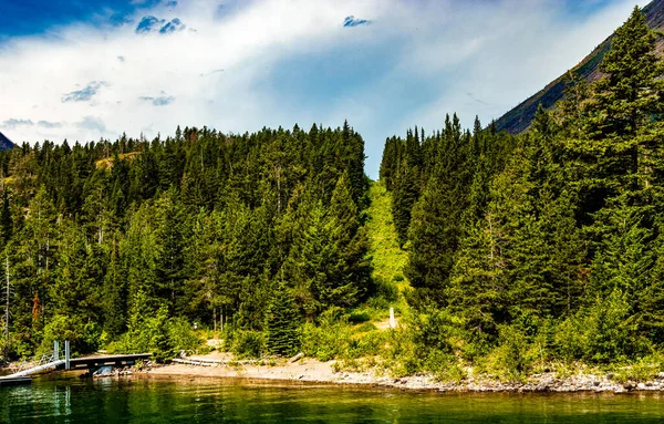 カナダとアメリカ合衆国の国境を示すマーカーアッパー ウォータートン湖ウォータートン湖国立公園アルバータ州カナダ — ストック写真