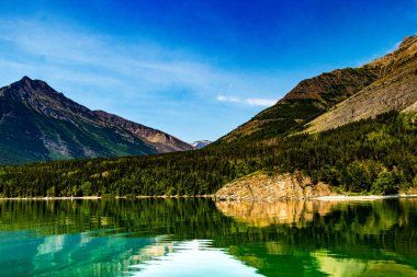 Waterton Gölleri 'nin yukarısında tekne turu Waterton Gölleri Ulusal Parkı Alberta Kanada