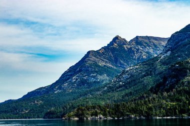 Waterton Gölleri 'nin yukarısında tekne turu Waterton Gölleri Ulusal Parkı Alberta Kanada