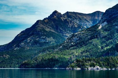 Waterton Gölleri 'nin yukarısında tekne turu Waterton Gölleri Ulusal Parkı Alberta Kanada