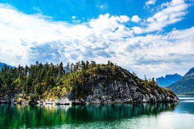 Waterton Gölleri 'nin yukarısında tekne turu Waterton Gölleri Ulusal Parkı Alberta Kanada