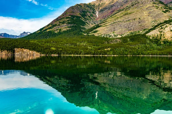 Wycieczka Łodzią Górne Jeziora Waterton Park Narodowy Jezior Alberta Kanada — Zdjęcie stockowe
