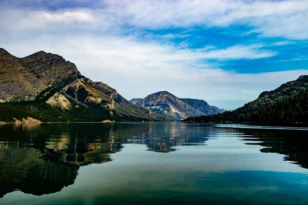 ボートツアーアッパー ウォータートン湖ウォータートン湖国立公園アルバータ州カナダ — ストック写真
