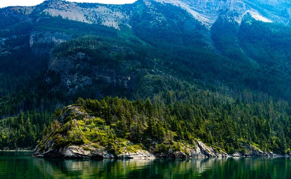加拿大艾伯塔省沃特顿湖上游国家公园乘船游览 — 图库照片