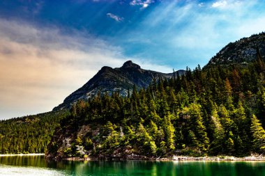 Waterton Gölleri 'nin yukarısında tekne turu Waterton Gölleri Ulusal Parkı Alberta Kanada