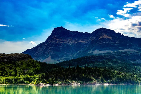 加拿大艾伯塔省沃特顿湖上游国家公园乘船游览 — 图库照片